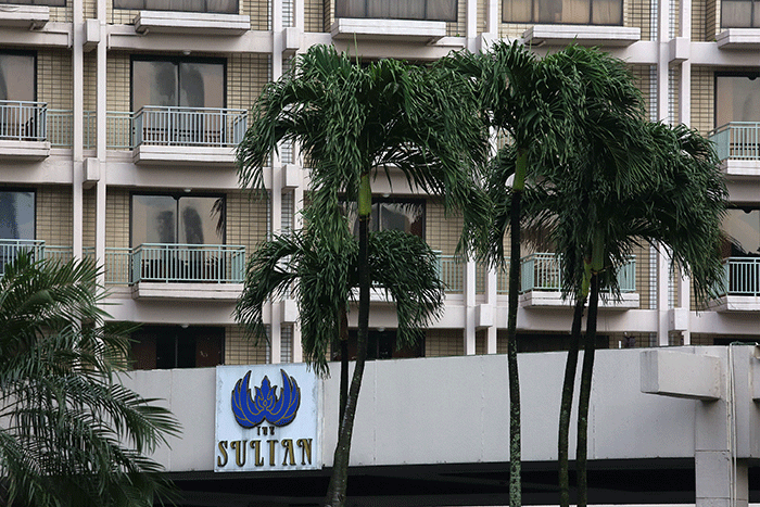 Warga melintas di depan Hotel Sultan, kawasan Gelora Bung Karno, Senayan, Jakarta, Jumat (3/3/2023).
