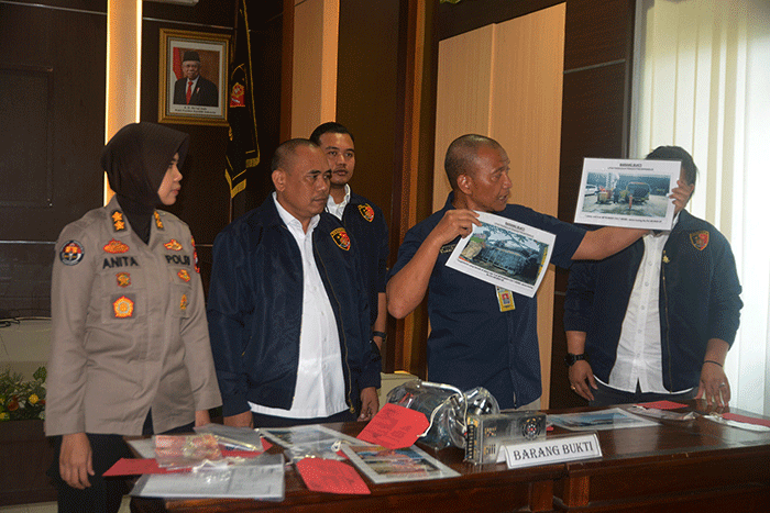 Direktur Reskrimsus Polda Jateng Kombes Pol Dwi Soebagio menunjukkan barang bukti dalam gelar pengungkapan kasus penyalahgunaan BBM subsidi dan Ilegal Mining.