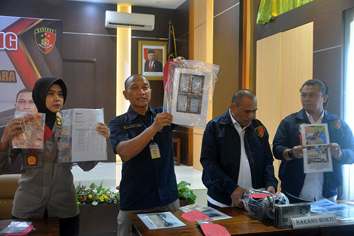 Direktur Reskrimsus Polda Jateng Kombes Pol Dwi Soebagio menunjukkan barang bukti dalam gelar pengungkapan kasus penyalahgunaan BBM subsidi dan Ilegal Mining.