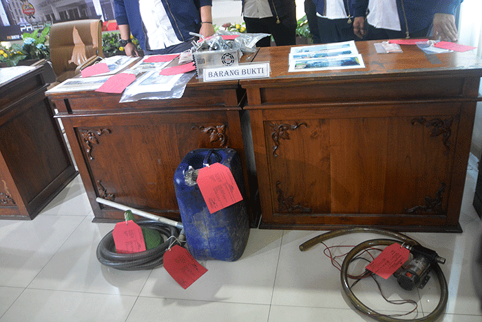 Direktur Reskrimsus Polda Jateng Kombes Pol Dwi Soebagio menunjukkan barang bukti dalam gelar pengungkapan kasus penyalahgunaan BBM subsidi dan Ilegal Mining.