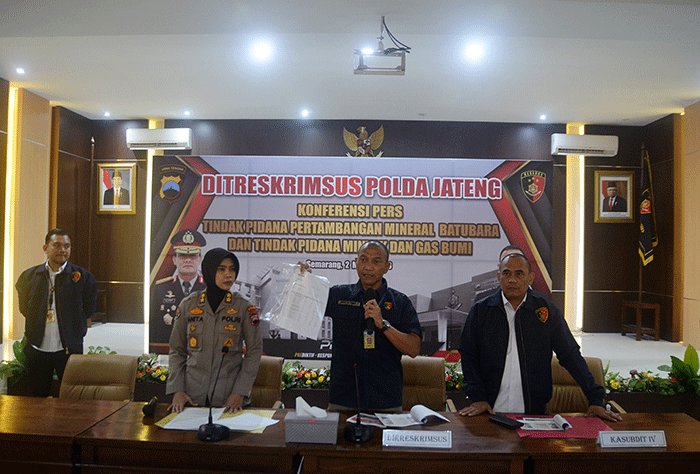 Direktur Reskrimsus Polda Jateng Kombes Pol Dwi Soebagio menunjukkan barang bukti dalam gelar pengungkapan kasus penyalahgunaan BBM subsidi dan Ilegal Mining.