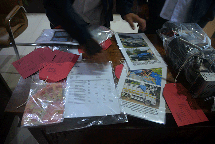 Direktur Reskrimsus Polda Jateng Kombes Pol Dwi Soebagio menunjukkan barang bukti dalam gelar pengungkapan kasus penyalahgunaan BBM subsidi dan Ilegal Mining.