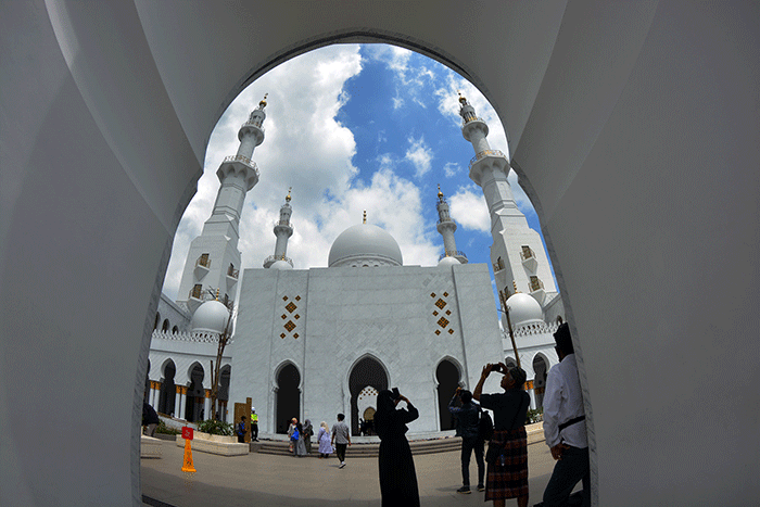 Ribuan jamaah dan wisatawan lokal maupun luar daerah mengikuti Salat Jumat perdana di Masjid Raya Sheikh Yazed Solo, Jawa Tengah, Jumat (3/3/2023).