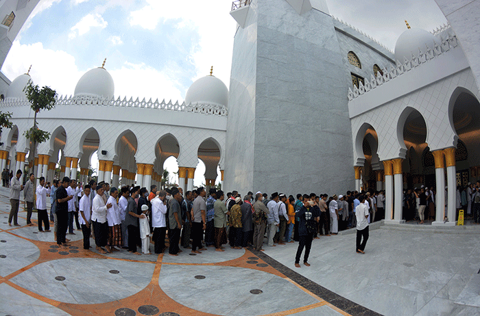 Ribuan jamaah dan wisatawan lokal maupun luar daerah mengikuti Salat Jumat perdana di Masjid Raya Sheikh Yazed Solo, Jawa Tengah, Jumat (3/3/2023).