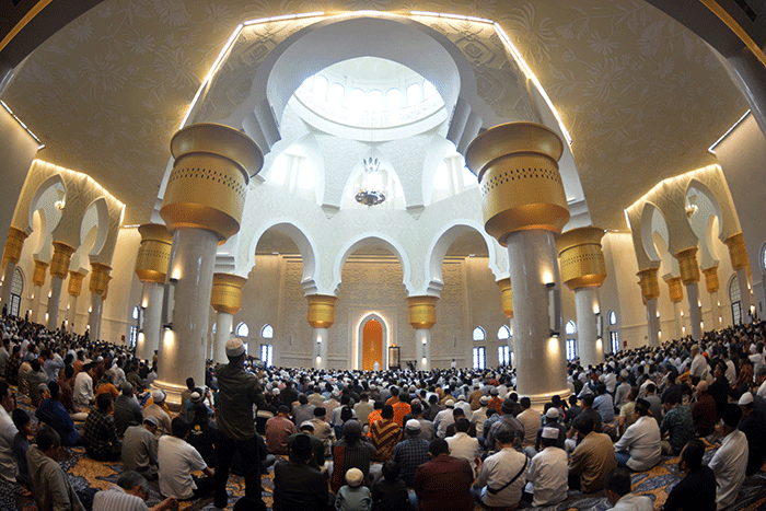 Ribuan jamaah dan wisatawan lokal maupun luar daerah mengikuti Salat Jumat perdana di Masjid Raya Sheikh Yazed Solo, Jawa Tengah, Jumat (3/3/2023).