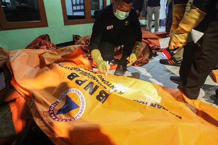 Petugas Dokpol saat melakukan identifikasi jenazah korban kebakaran Depo Pertamnina Plumpang di Koramil Plumpang, Jakarta Utara, Jumat (3/3/2023).