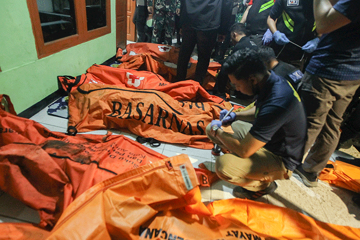 Petugas Dokpol saat melakukan identifikasi jenazah korban kebakaran Depo Pertamnina Plumpang di Koramil Plumpang, Jakarta Utara, Jumat (3/3/2023).