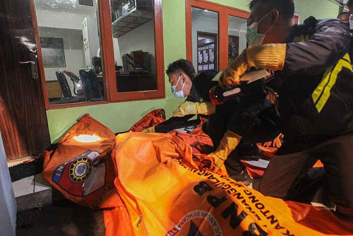 Petugas Dokpol saat melakukan identifikasi jenazah korban kebakaran Depo Pertamnina Plumpang di Koramil Plumpang, Jakarta Utara, Jumat (3/3/2023).