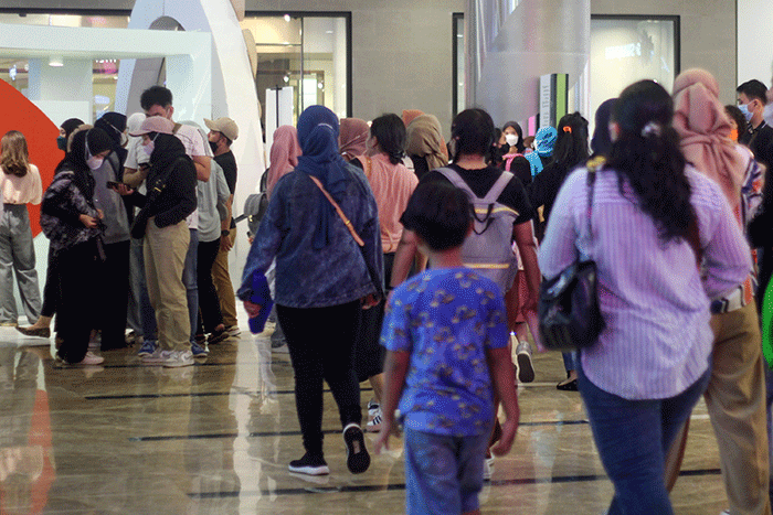 Pengunjung meramaikan acara The Girl Fest dengan tema “Girls in Real Life” yang berlangsung di Mal Central Park, Jakarta, Jumat (3/3/2023).
