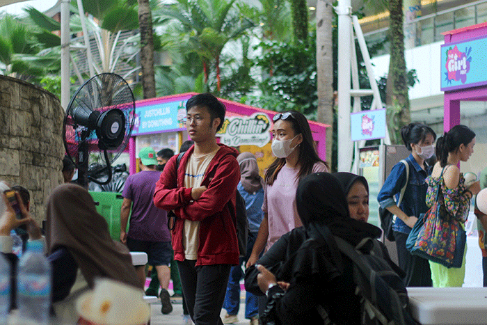 Pengunjung meramaikan acara The Girl Fest dengan tema “Girls in Real Life” yang berlangsung di Mal Central Park, Jakarta, Jumat (3/3/2023).