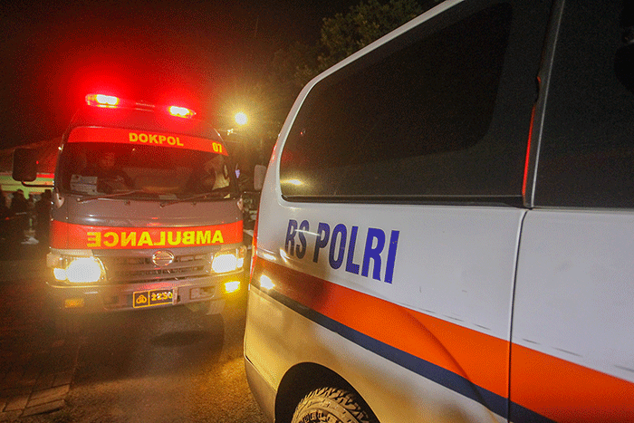 Petugas saat memindahkan jenazah kebakaran Depo Pertamina Plumpang ke Mobil Ambulance di Koramil Plumpang, Jakarta Utara, Jumat (3/3/2023).