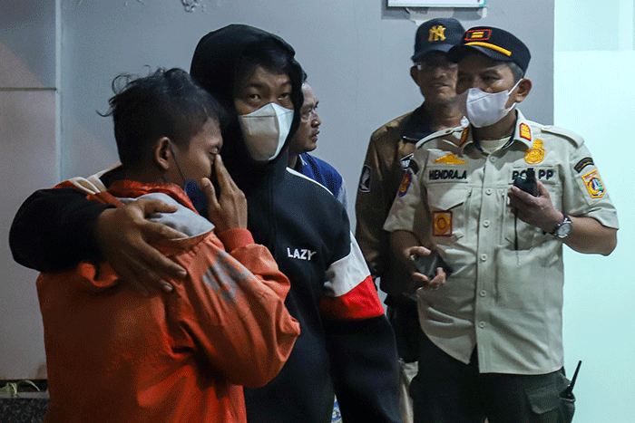 Keluarga korban kebakaran Depo Pertamina Plumpang menangis di ruang Instalasi Gawat Darurat (IGD) Rumah Sakit Umum Daerah Koja, Jakarta Utara, Jumat (3/3/2023).