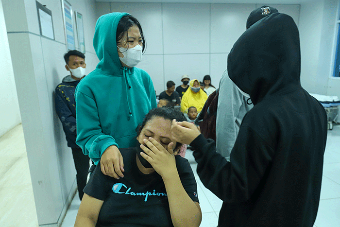 Keluarga korban kebakaran Depo Pertamina Plumpang menangis di ruang Instalasi Gawat Darurat (IGD) Rumah Sakit Umum Daerah Koja, Jakarta Utara, Jumat (3/3/2023).