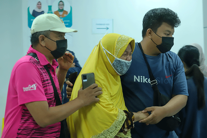 Keluarga korban kebakaran Depo Pertamina Plumpang menangis di ruang Instalasi Gawat Darurat (IGD) Rumah Sakit Umum Daerah Koja, Jakarta Utara, Jumat (3/3/2023).