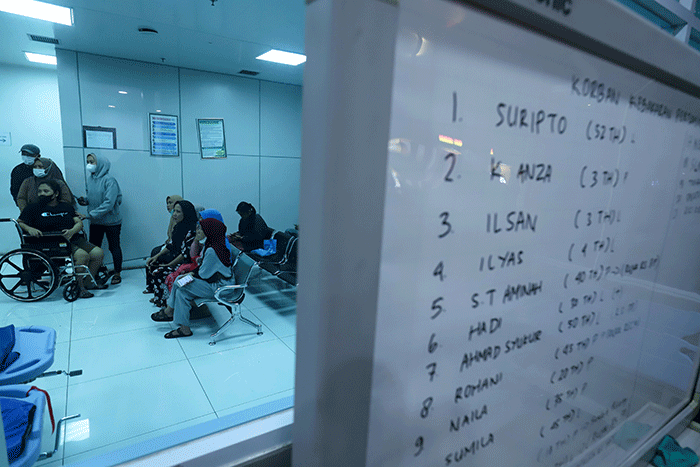 Keluarga korban kebakaran Depo Pertamina Plumpang menangis di ruang Instalasi Gawat Darurat (IGD) Rumah Sakit Umum Daerah Koja, Jakarta Utara, Jumat (3/3/2023).