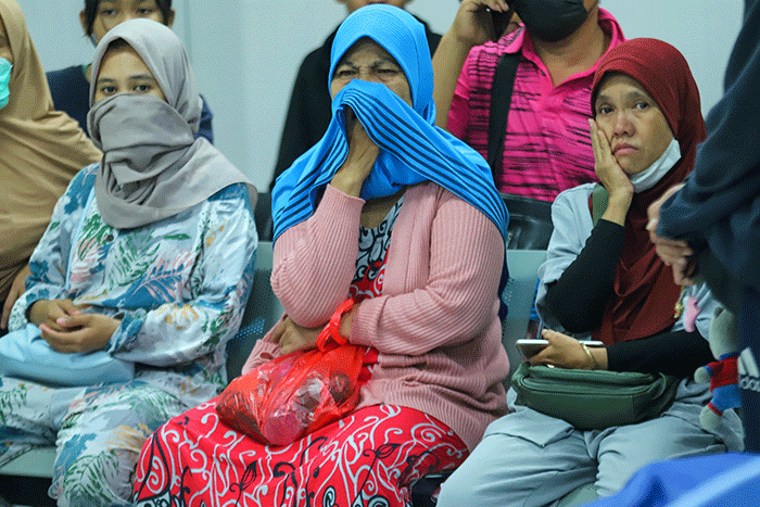 Keluarga korban kebakaran Depo Pertamina Plumpang menangis di ruang Instalasi Gawat Darurat (IGD) Rumah Sakit Umum Daerah Koja, Jakarta Utara, Jumat (3/3/2023).