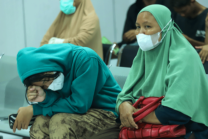 Keluarga korban kebakaran Depo Pertamina Plumpang menangis di ruang Instalasi Gawat Darurat (IGD) Rumah Sakit Umum Daerah Koja, Jakarta Utara, Jumat (3/3/2023).