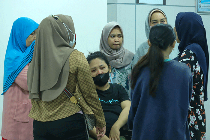 Keluarga korban kebakaran Depo Pertamina Plumpang menangis di ruang Instalasi Gawat Darurat (IGD) Rumah Sakit Umum Daerah Koja, Jakarta Utara, Jumat (3/3/2023).