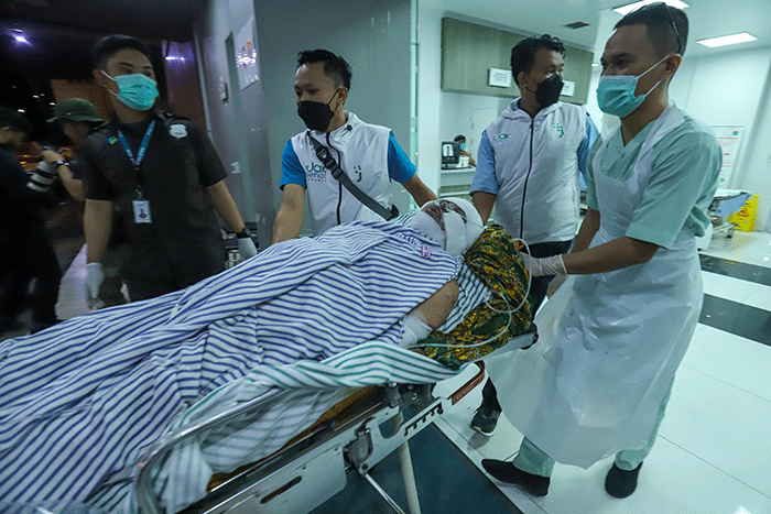 Keluarga korban kebakaran Depo Pertamina Plumpang menangis di ruang Instalasi Gawat Darurat (IGD) Rumah Sakit Umum Daerah Koja, Jakarta Utara, Jumat (3/3/2023).