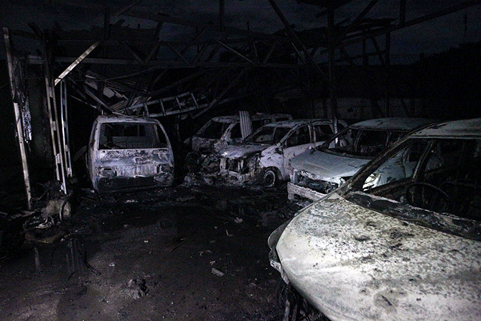 Sejumlah mobil milik warga hangus terbakar akibat kebakaran yang terjadi di Depo Pertamina Plumpang, Jakarta Utara, Sabtu (4/3/2023).