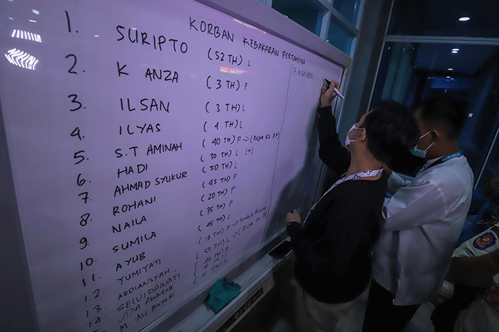 Korban kebakaran Depo Pertamina Plumpang tiba RSUD Koja, Jakarta Utara, Jumat (3/3/2023).