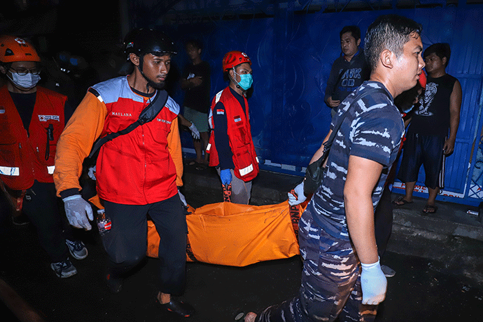 Petugas melakukan penyisiran dan pendinginan pasca kebakaran di Depo Pertamina Plumpang, Jakarta Utara, Jumat (3/3/2023).