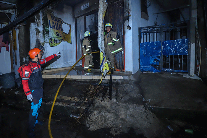 Petugas melakukan penyisiran dan pendinginan pasca kebakaran di Depo Pertamina Plumpang, Jakarta Utara, Jumat (3/3/2023).