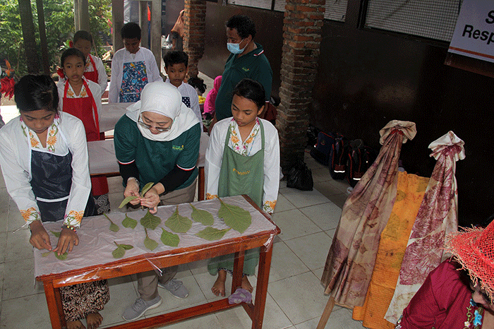General Manager QNET Indonesia Ganang Rindarko didampingi saudara kembar Sri Rossyati dan Sri Irianingsih meninjau hasil karya siswa sekolah darurat kartini.