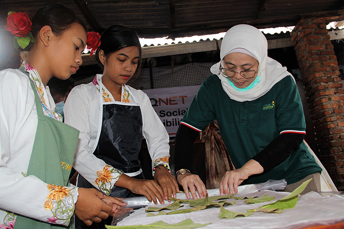 General Manager QNET Indonesia Ganang Rindarko didampingi saudara kembar Sri Rossyati dan Sri Irianingsih meninjau hasil karya siswa sekolah darurat kartini.