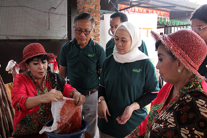 General Manager QNET Indonesia Ganang Rindarko didampingi saudara kembar Sri Rossyati dan Sri Irianingsih meninjau hasil karya siswa sekolah darurat kartini.