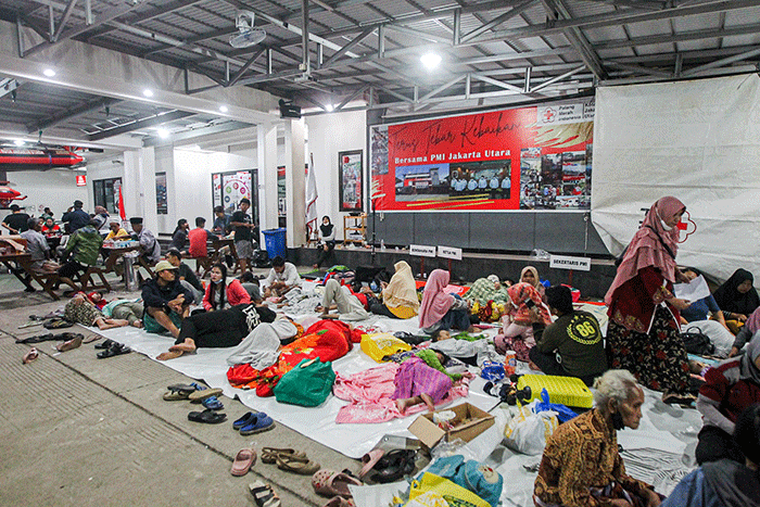 Sejumlah warga mengungsi akibat kebakaran Depo Pertamina Plumpang di halaman Palang Merah Indonesia Jakarta Utara, Sabtu (4/3/2023).