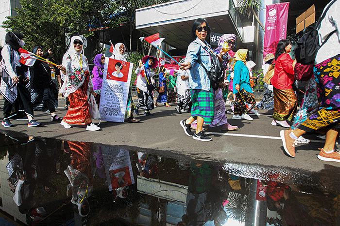 Puluhan warga mengikuti pawai Hari Sarung Nasional di Car Free Day (CFD) Jakarta, Minggu (5/3/2023).