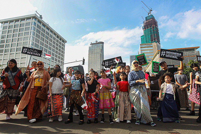 Puluhan warga mengikuti pawai Hari Sarung Nasional di Car Free Day (CFD) Jakarta, Minggu (5/3/2023).