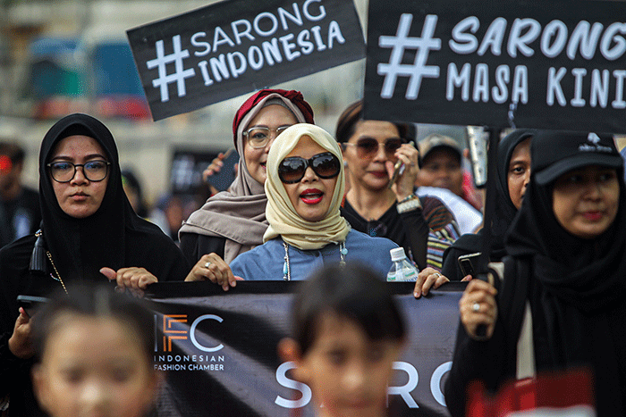 Puluhan warga mengikuti pawai Hari Sarung Nasional di Car Free Day (CFD) Jakarta, Minggu (5/3/2023).
