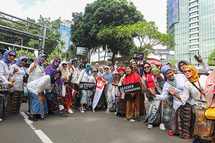 Puluhan warga mengikuti pawai Hari Sarung Nasional di Car Free Day (CFD) Jakarta, Minggu (5/3/2023).