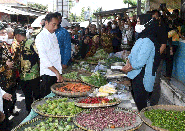 Presiden Joko Widodo kembali mengecek secara langsung harga kebutuhan pokok di pasar. Kali ini Presiden mengunjungi Pasar Baleendah, Kabupaten Bandung.