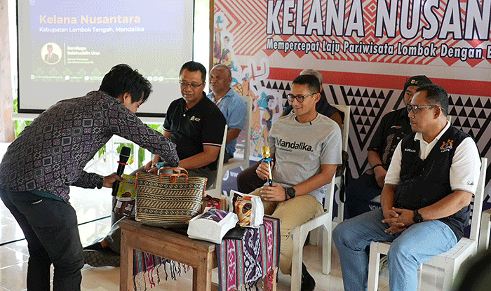 Menparekraf Sandiaga Salahuddin Uno saat menghadiri program Kelana Nusantara di Mandalika, Lombok Tengah, Minggu (5/3/2023).