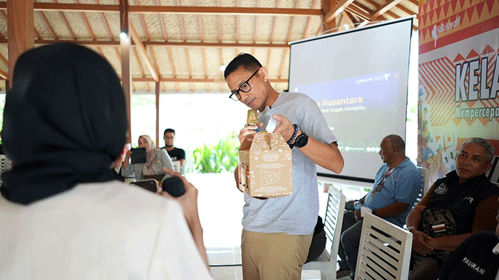 Menparekraf Sandiaga Salahuddin Uno saat menghadiri program Kelana Nusantara di Mandalika, Lombok Tengah, Minggu (5/3/2023).