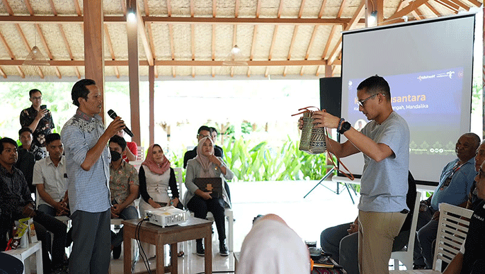 Menparekraf Sandiaga Salahuddin Uno saat menghadiri program Kelana Nusantara di Mandalika, Lombok Tengah, Minggu (5/3/2023).