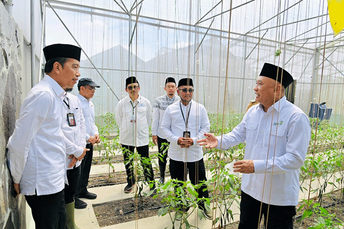 Presiden Joko Widodo meninjau Koperasi Pondok Pesantren (Kopontren) Al-Ittifaq di Kabupaten Bandung, Jawa Barat, Senin (6/3/2023).