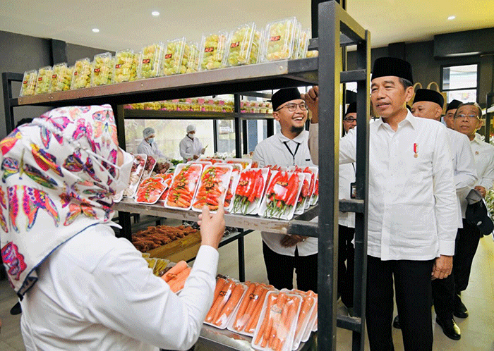 Presiden Joko Widodo meninjau Koperasi Pondok Pesantren (Kopontren) Al-Ittifaq di Kabupaten Bandung, Jawa Barat, Senin (6/3/2023).