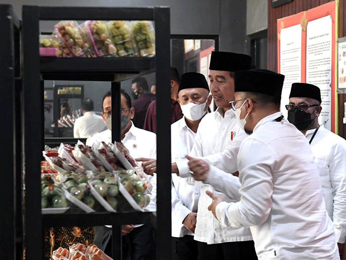 Presiden Joko Widodo meninjau Koperasi Pondok Pesantren (Kopontren) Al-Ittifaq di Kabupaten Bandung, Jawa Barat, Senin (6/3/2023).