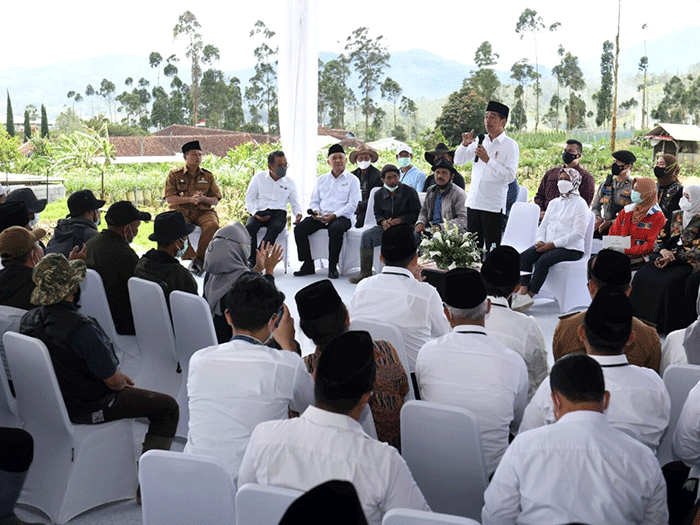 Presiden Joko Widodo meninjau Koperasi Pondok Pesantren (Kopontren) Al-Ittifaq di Kabupaten Bandung, Jawa Barat, Senin (6/3/2023).
