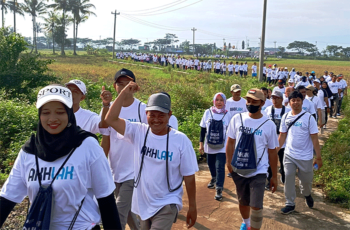 Jalan Sehat Bersama BUMN 2023 di Kampoeng Rawa, Ambarawa, Kabupaten Semarang, Jawa Tengah, Minggu (5/3/2023).