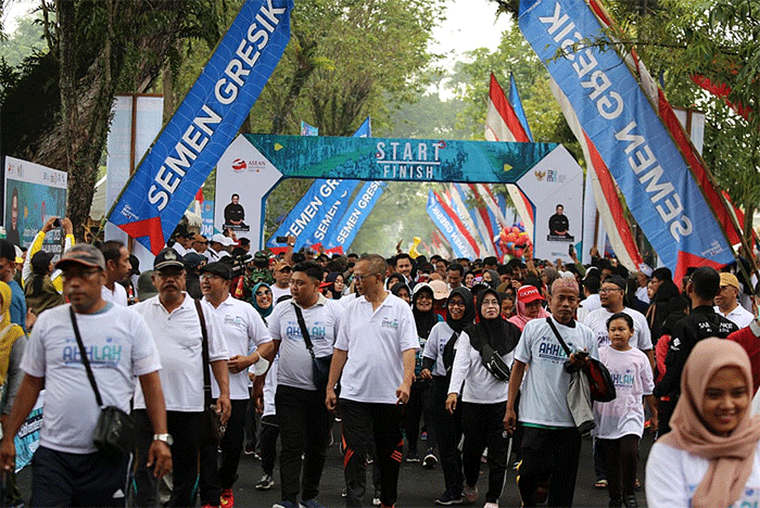 Jalan Sehat Bersama BUMN 2023 di Kampoeng Rawa, Ambarawa, Kabupaten Semarang, Jawa Tengah, Minggu (5/3/2023).