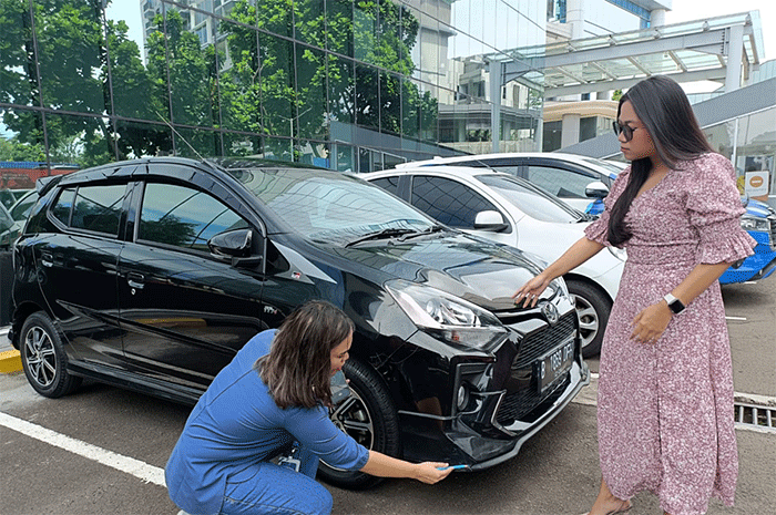 Branch Manager Asuransi Astra, Daniel Febrian Hanindiya memberikan safety kit kepada pelanggan yang berhasil melakukan renewal polis asuransi.