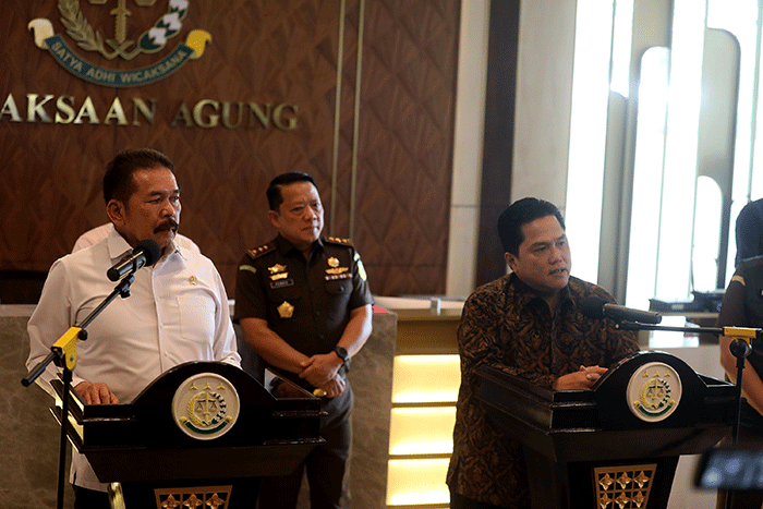 Menteri Badan Usaha Milik Negara (BUMN) Erick Thohir (kanan) dan Jaksa Agung ST Burhanuddin memberikan keterangan saat konferensi pers di Kejaksaan Agung.