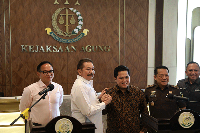 Menteri Badan Usaha Milik Negara (BUMN) Erick Thohir (kanan) dan Jaksa Agung ST Burhanuddin memberikan keterangan saat konferensi pers di Kejaksaan Agung.