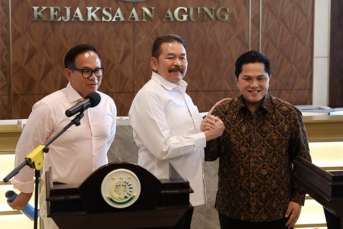 Menteri Badan Usaha Milik Negara (BUMN) Erick Thohir (kanan) dan Jaksa Agung ST Burhanuddin memberikan keterangan saat konferensi pers di Kejaksaan Agung.