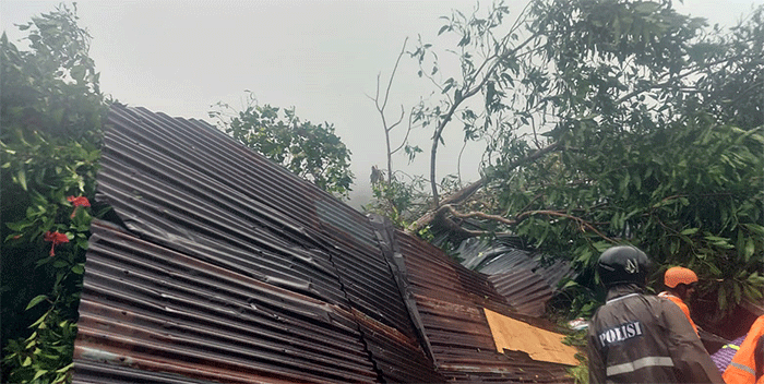 Sebanyak kurang lebih 10 orang dilaporkan meninggal dunia setelah terdampak bencana tanah longsor yang terjadi di Kecamatan Serasan, Kabupaten Natuna.